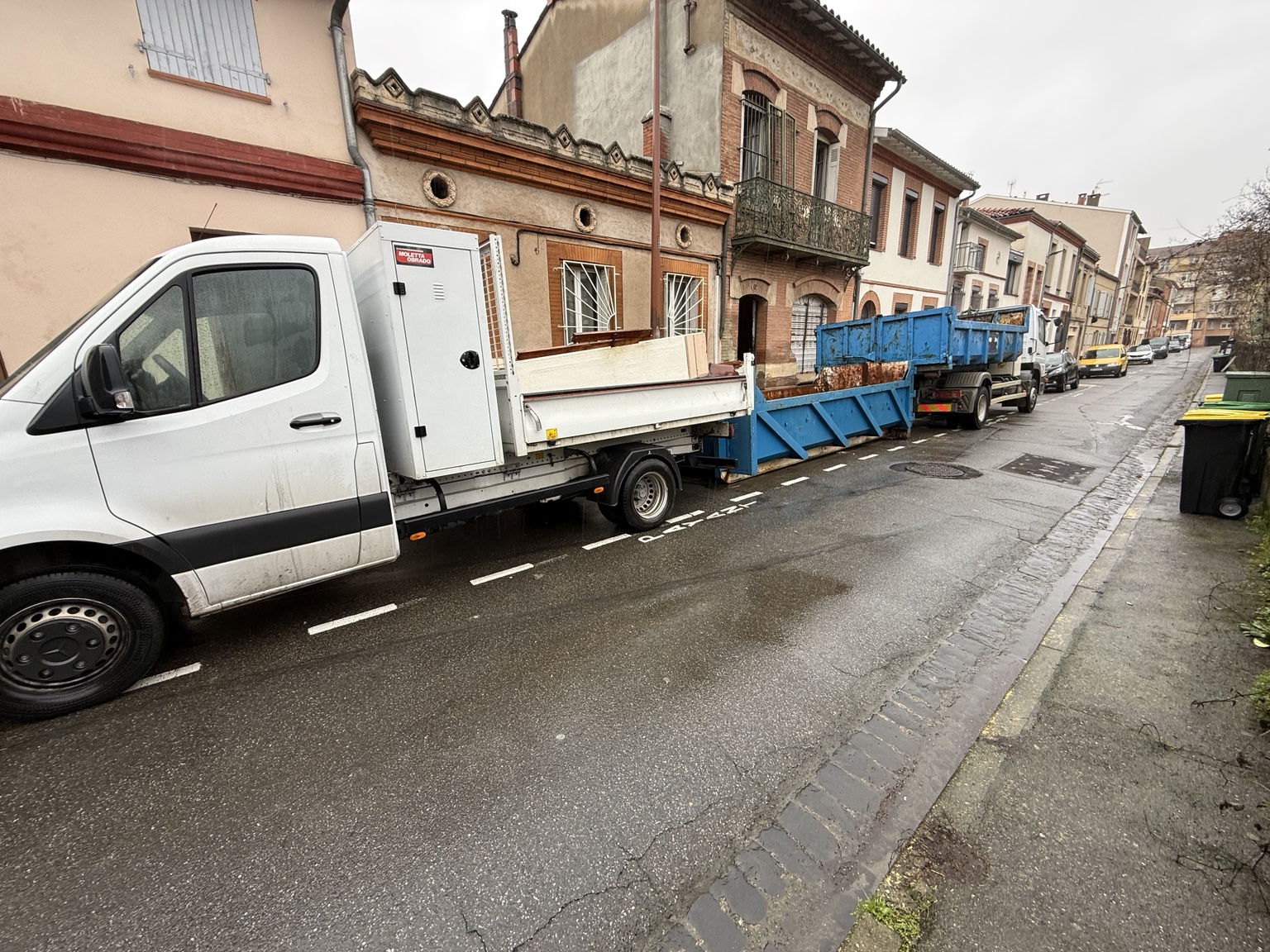 Camions et bennes Loca MF sur un chantier en centre-ville de Toulouse